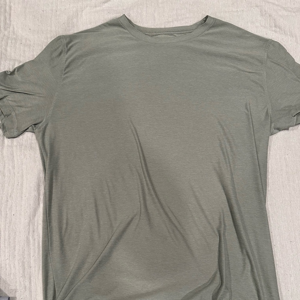 Men’s Vuori “Strato Tech Tee” light green color.  XXL